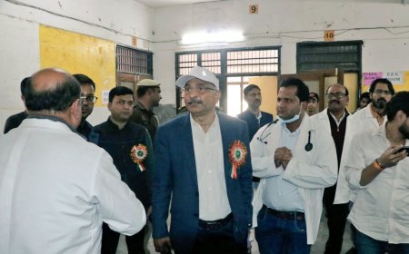 मंडलायुक्त का फिरोजाबाद जिला अस्पताल में औचक निरीक्षण, स्वास्थ्य सेवाओं में सुधार के दिए सख्त निर्देश