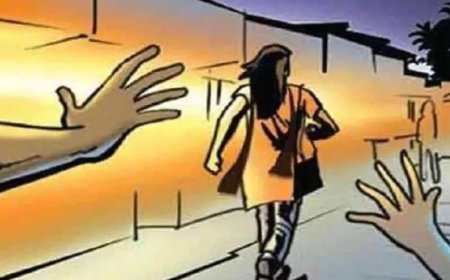 आगरा के रामबाग फ्लाईओवर के नीचे युवती से छेड़छाड़ का आरोप, विरोध पर मचा हंगामा