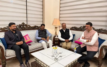 महाराष्ट्र के मुख्यमंत्री देवेंद्र फडणवीस सांसद नवीन जैन के आवास पहुंचे, परिजनों ने किया पारंपरिक स्वागत 