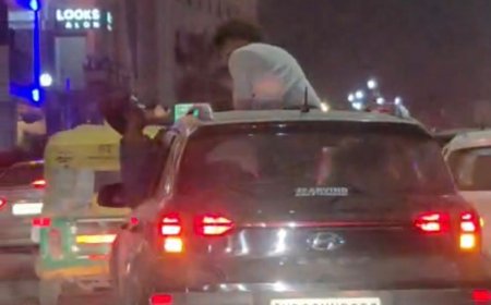 फतेहाबाद रोड पर मौत से खेल, कार की सनरूफ से लटकते युवाओं का खतरनाक स्टंट वायरल