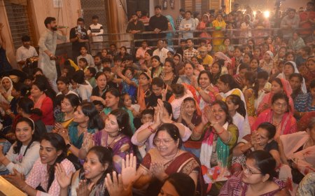 फलों की सुगंध से महका श्याम दरबार, अंगूर–चैरी–रसभरी से सजा अलौकिक श्रृंगार, विविध आयोजनों से श्याम भक्ति के रंग में आगरा सराबोर