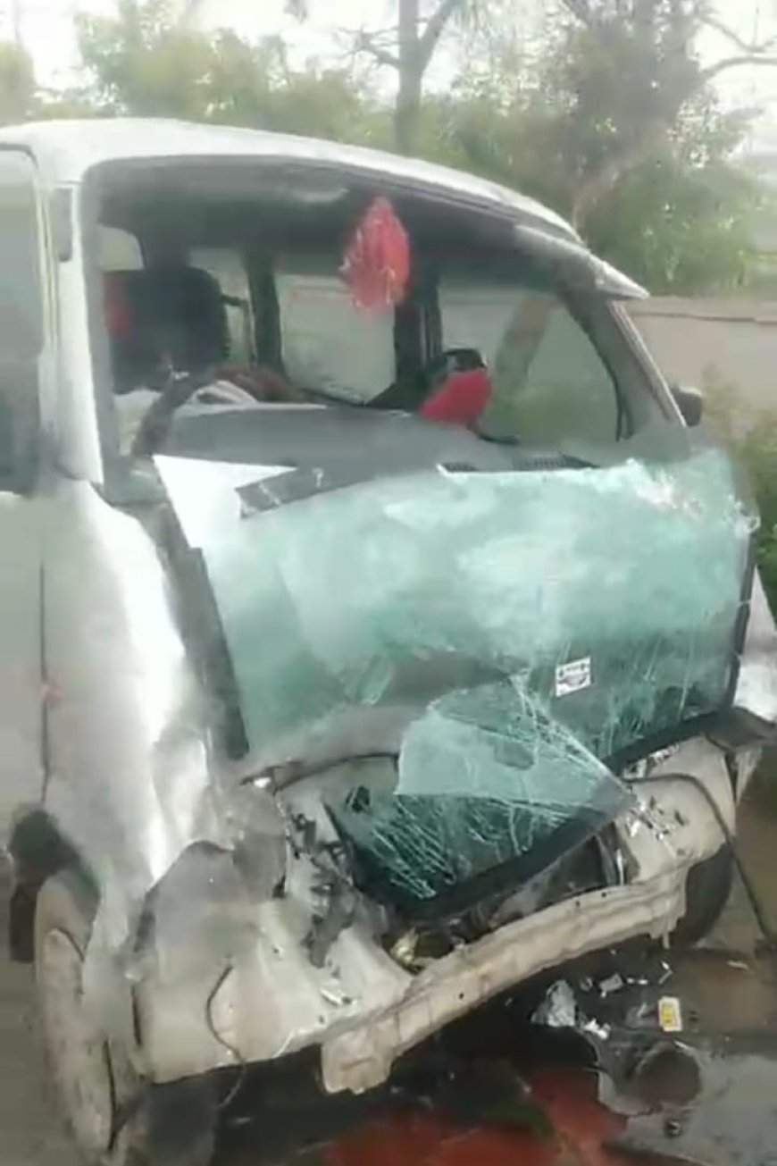 आगरा-बाह मार्ग पर रफ्तार का कहर, कैंटर की टक्कर से ईको में सवार आधा दर्जन यात्री गंभीर घायल