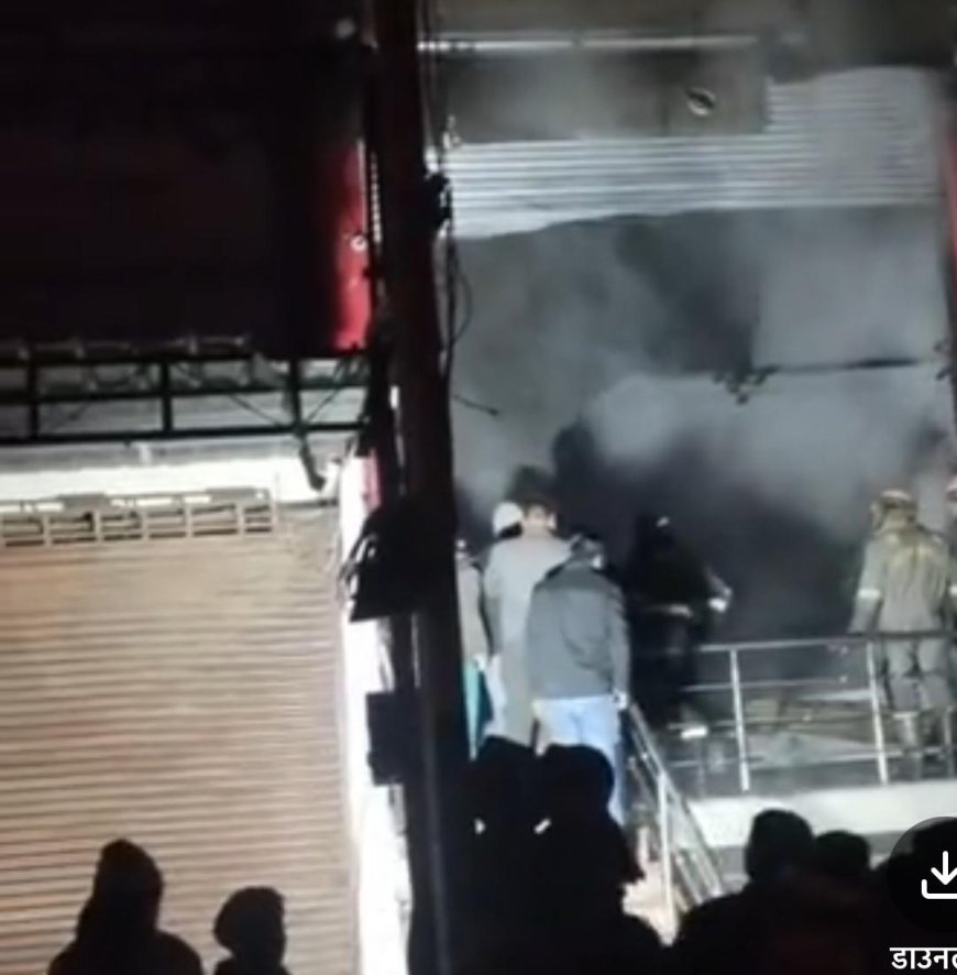 आगरा–ग्वालियर हाईवे पर देर रात आग का तांडव,साड़ी सेंटर जलकर खाक, परिवार ने छत पर कूदकर बचाई जान