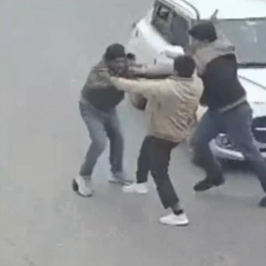 बीच चौराहे पूर्व चेयरमैन के बेटे ने चाचा को पीटा, 30 सेकेंड में 15 थप्पड़, वीडियो वायरल