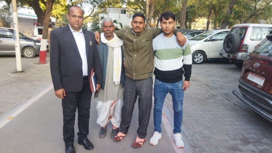 पिता और भतीजे के कंधों का सहारा लेकर मानवाधिकार आयोग को अपनी पीड़ा बताने पहुंचा राजू, किरावली थाने में थर्ड देकर तोड़ दिये गये थे दोनों पैर, आयोग ने चार सप्ताह में मांगी विस्तृत रिपोर्ट