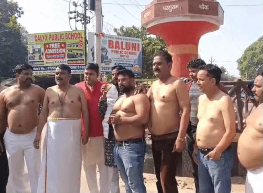 फिल्म ‘घूसखोर पंडित’ के खिलाफ आगरा में उबाल, परशुराम चौक पर ब्राह्मण समाज का जोरदार प्रदर्शन