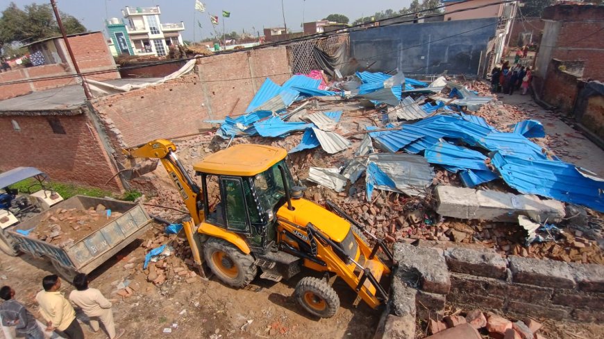 बरेली में 18 साल की कानूनी जंग के बाद सरकारी बंजर भूमि पर बनी अवैध मस्जिद ध्वस्त, कोर्ट के आदेश पर बरेली प्रशासन का बुलडोजर एक्शन