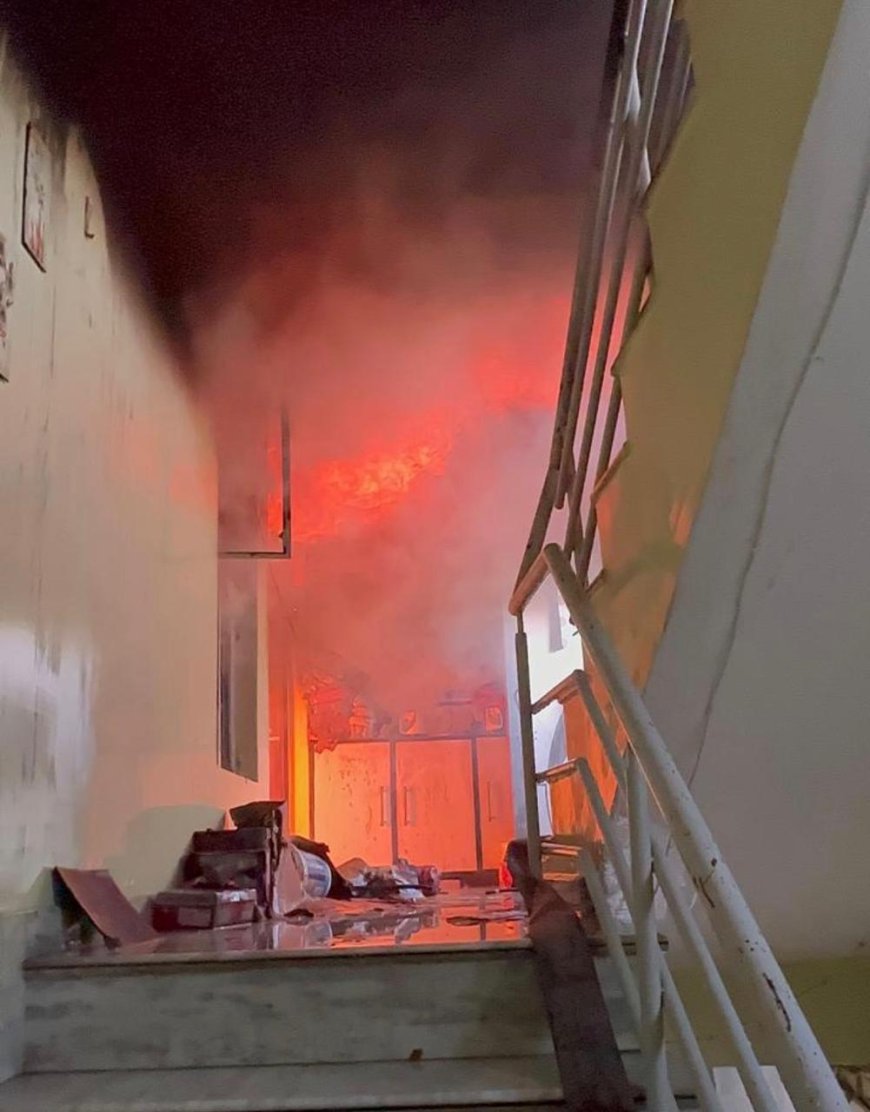 आगरा के बल्केश्वर में शू गोदाम में भीषण आग, इलाके में मची अफरा-तफरी