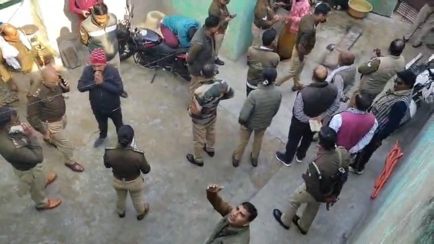 मथुरा के महावन क्षेत्र में पति-पत्नी ने तीन बच्चों के साथ की आत्महत्या, घर के अंदर में मिले पांचों के शव, दीवार पर लिखा मिला- अपनी इच्छा से आत्महत्या कर रहा हूं,  पुलिस हर एंगल से कर रही जांच, डीआईजी-एसएसपी मौके पर पहुंचे