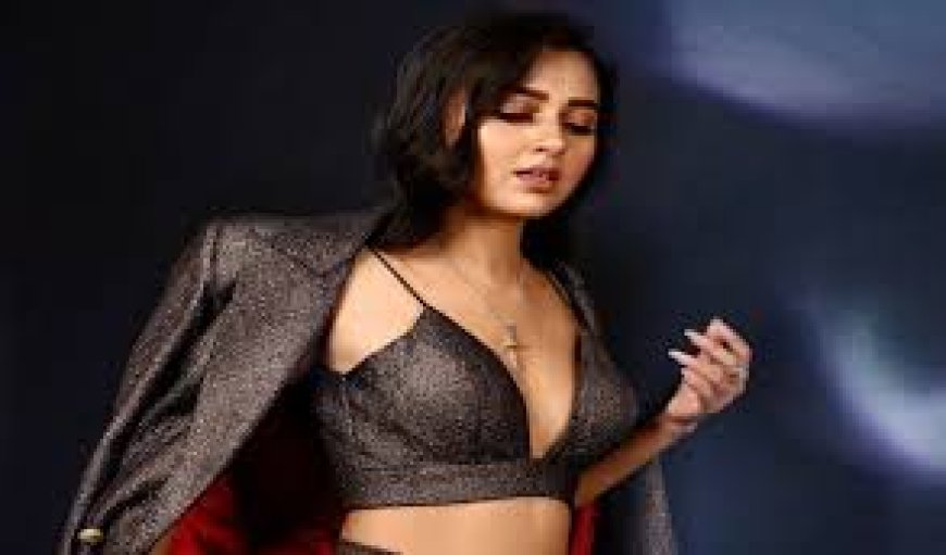 तेजस्वी प्रकाश को देखते ही 'भाभीजी' कह कर छेड़ा राज कुंद्रा ने, झेंप गईं एक्ट्रेस, वायरल वीडियो पर फैंस कर रहे कमेंट  