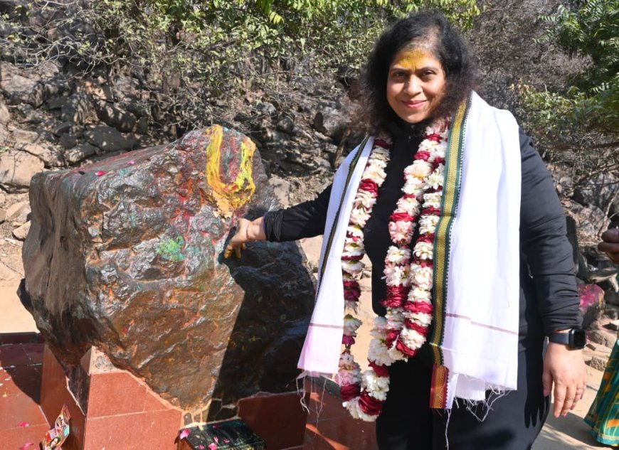 आगरा जोन की एडीजी अनुपम कुलश्रेष्ठ ने की गिरिराज परिक्रमा, दुग्ध अभिषेक कर लिया आशीर्वाद