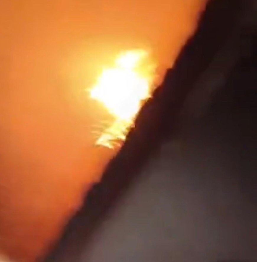 आगरा के उजरई में आधी रात धधका गारमेंट गोदाम, चार घंटे तक ग्रामीणों ने मोर्चा संभाला