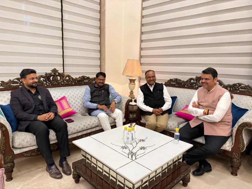 महाराष्ट्र के मुख्यमंत्री देवेंद्र फडणवीस सांसद नवीन जैन के आवास पहुंचे, परिजनों ने किया पारंपरिक स्वागत 