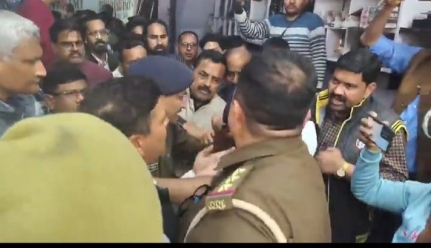 एटा में जीएसटी का छापा पड़ते ही कारोबारी की हालत बिगड़ी, विरोध में सड़क पर उतरे व्यापारी और भाजपा नेता