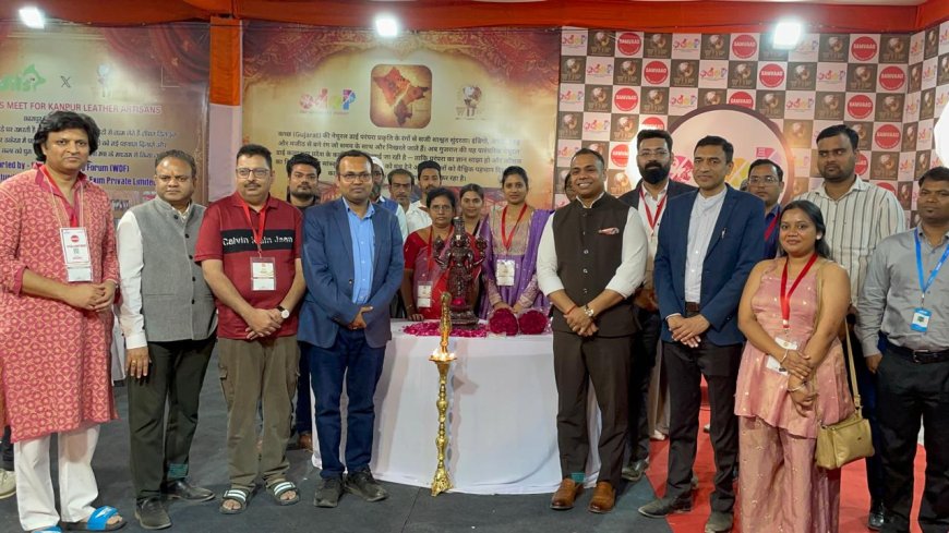 ताज महोत्सव में वर्ल्ड डिजायनिंग फोरम ने छेड़ा रीडिजायन का वैश्विक अभियान, बनारसी साड़ियों को मिलेगा नया जीवन