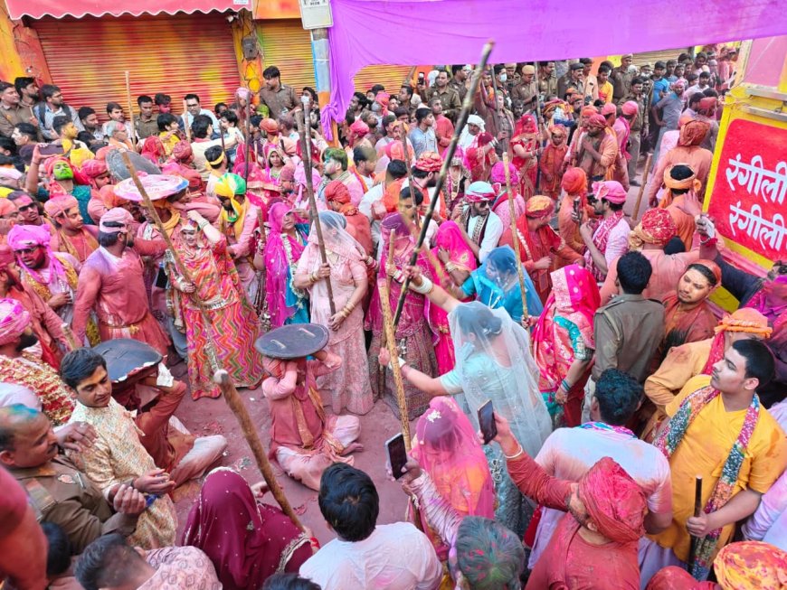 लाठियों के प्रहार में प्रेम का संगीत, ‘राधे-राधे’ की गूंज में भक्ति का रंग: बरसाना की लठमार होली में जीवंत हुई राधा-कृष्ण की लीला, लोक परिहास और ब्रज की सनातन सांस्कृतिक परंपरा के रंग बिखरे