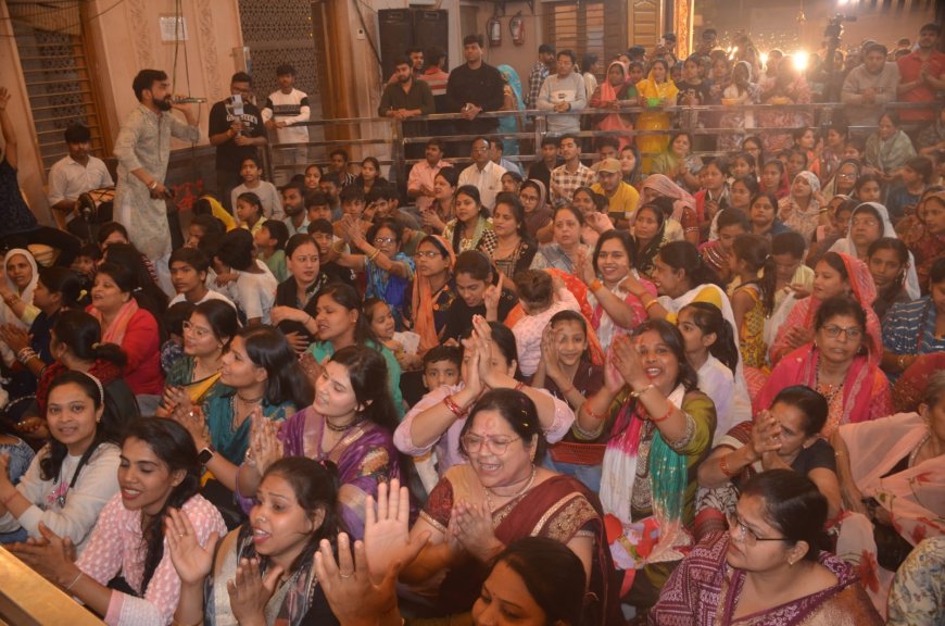 फलों की सुगंध से महका श्याम दरबार, अंगूर–चैरी–रसभरी से सजा अलौकिक श्रृंगार, विविध आयोजनों से श्याम भक्ति के रंग में आगरा सराबोर