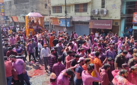 जयघोष, पुष्पवर्षा और अभूतपूर्व सुरक्षा के बीच बरेली में निकली 166 वर्ष पुरानी ऐतिहासिक राम बरात, 165 साल पुराने लकड़ी के रथ पर सजा दिव्य श्रीराम दरबार