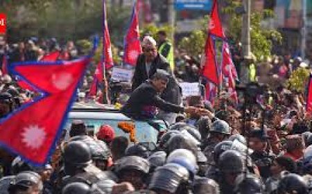 नेपाल में गूंजा 'राजा लाओ, देश बचाओ' का नारा,  राजशाही के समर्थन में प्रदर्शन,  देश में पीएम के चुनाव को लेकर मतदान