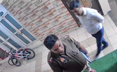 “टेबल के सामने बैठो, वरना आगरा पुलिस रगड़ देगी”- दरोगा की धमकी कैमरे में कैद
