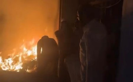 आगरा के लोहा मंडी में जूता फैक्ट्री में भीषण आग, घनी आबादी में मचा हड़कंप, दमकल की मशक्कत से टला बड़ा हादसा