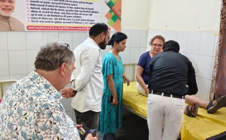 फतेहपुर सीकरी में विदेशी महिला पर्यटक फिसलकर गिरी, सुरक्षा कर्मियों की तत्परता से तुरंत उपचार; प्राथमिक इलाज के बाद टूर ग्रुप के साथ रवाना