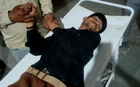 तेज रफ्तार टेम्पो ने बाइक को रौंदा: आमने-सामने की भीषण भिड़ंत में युवक की मौत, साथी गंभीर घायल; हादसे के बाद चालक टेम्पो छोड़कर फरार