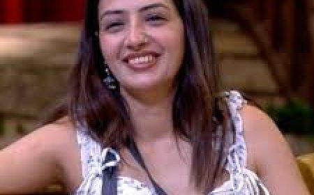 चंद्रिका दीक्षित बयान देकर फंसी,  ‘बच्चों के लिए किसी के साथ सोना भी पड़ेगा न,  सो जाऊंगी,   अब खुद भड़कीं वड़ा पाव गर्ल