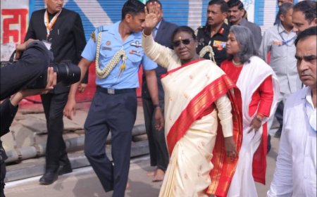 ब्रज प्रवास के अंतिम दिन गोवर्धन में नंगे पांव चलीं राष्ट्रपति द्रौपदी मुर्मु, दानघाटी मंदिर में किया गिरिराज जी का दुग्धाभिषेक, गोल्फ कार्ट से की सप्तकोषीय परिक्रमा, राष्ट्रपति का तीन दिवसीय ब्रज दौरा बना आस्था का महाकुंभ, मंदिरों में दर्शन से लेकर संतों के सान्निध्य तक गूंजा आध्यात्मिक संदेश