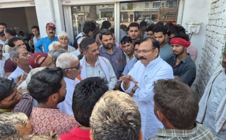 किरावली के जनता दरबार में सांसद राजकुमार चाहर ने अधिकारियों को लगाई फटकार, मौके पर समस्याओं के निस्तारण के सख्त निर्देश