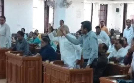 नगर निगम में टकराव चरम पर: बिना अधिकारियों के सदन, 72 पार्षदों का हंगामा, निंदा प्रस्ताव पास