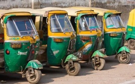 आगरा में संचालित ऑटोज में अश्लीलता पर कब लगेगी लगाम? छात्राओं की सुरक्षा पर उठ रहे सवाल, प्रशासन को पत्र लिखकर किया गया आगाह