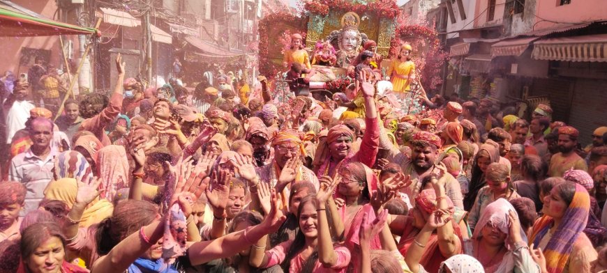 काशी की तर्ज़ पर शिवमय हुआ आगरा: बाबा मनःकामेश्वर नाथ के डोले संग मसाने की होली में भस्म, गुलाल और भक्ति का अलौकिक संगम   