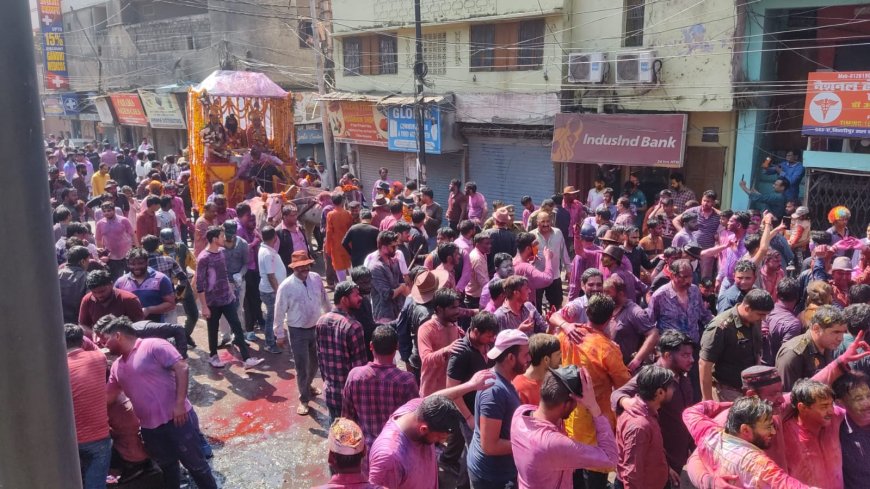 जयघोष, पुष्पवर्षा और अभूतपूर्व सुरक्षा के बीच बरेली में निकली 166 वर्ष पुरानी ऐतिहासिक राम बरात, 165 साल पुराने लकड़ी के रथ पर सजा दिव्य श्रीराम दरबार
