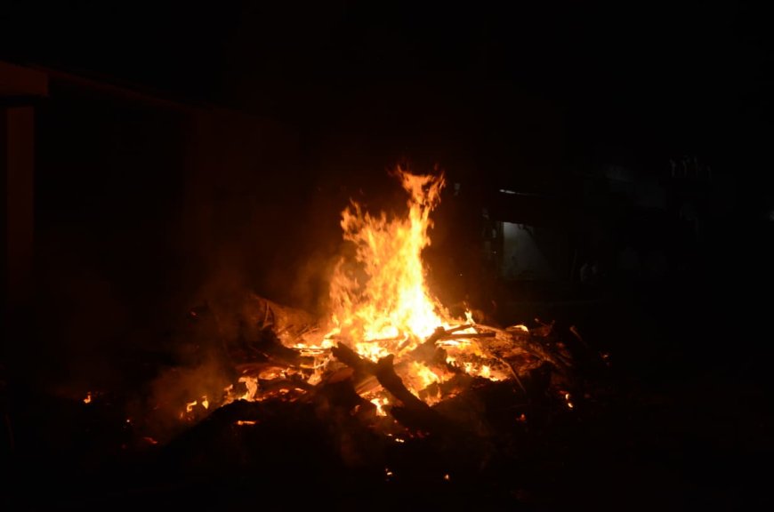 आगरा शहर और देहात में तीन हजार से अधिक स्थानों पर हुआ होलिका दहन, पुलिस की रही कड़ी निगरानी