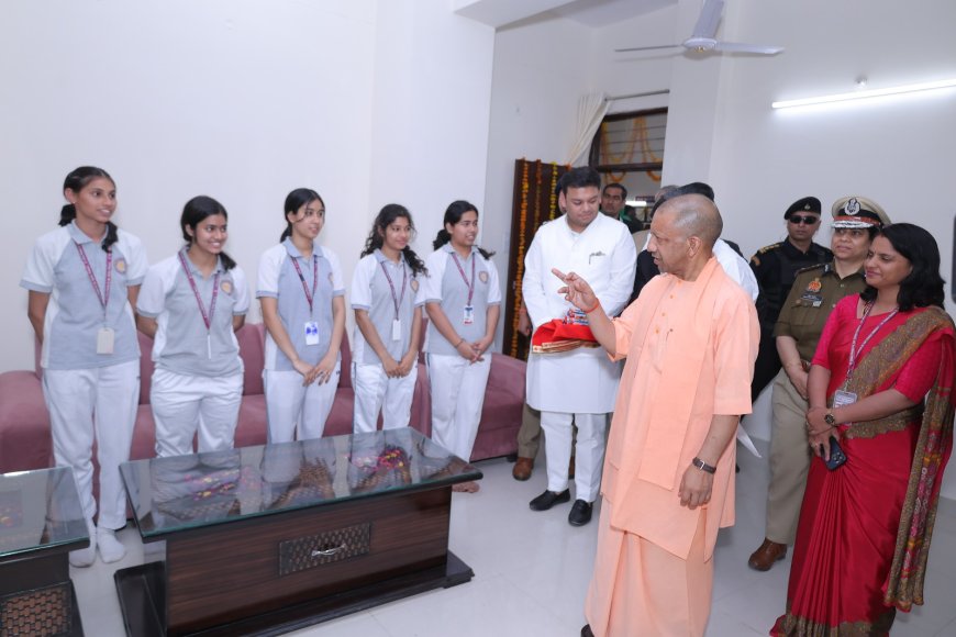 महिला दिवस पर मथुरा पहुंचे सीएम योगी आदित्यनाथ: छात्राओं से संवाद कर दिया नारी सशक्तिकरण का संदेश, चॉकलेट देकर बढ़ाया उत्साह, पर्यटन थाने का उद्घाटन भी किया