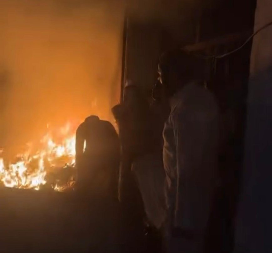आगरा के लोहा मंडी में जूता फैक्ट्री में भीषण आग, घनी आबादी में मचा हड़कंप, दमकल की मशक्कत से टला बड़ा हादसा