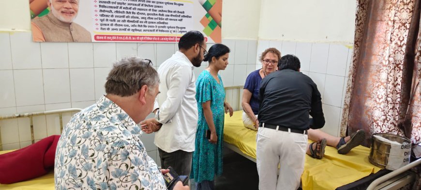 फतेहपुर सीकरी में विदेशी महिला पर्यटक फिसलकर गिरी, सुरक्षा कर्मियों की तत्परता से तुरंत उपचार; प्राथमिक इलाज के बाद टूर ग्रुप के साथ रवाना