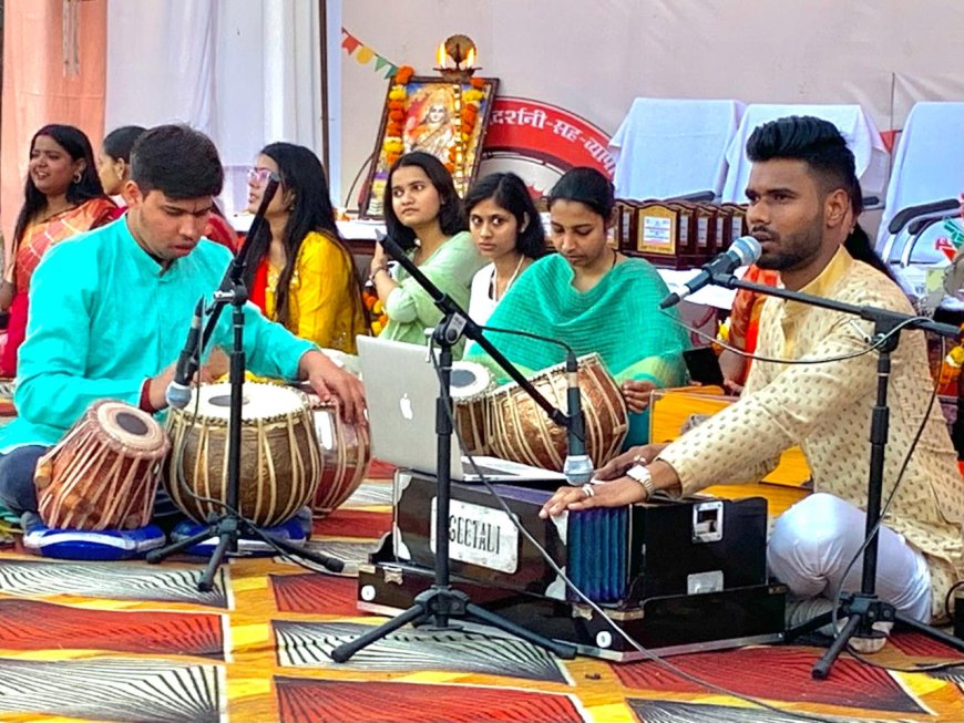 तुम्हारी दौलत नई-नई है…ग़ज़ल गूंजते ही झूम उठा पंडाल, देशदीप की गायकी पर बजीं तालियां