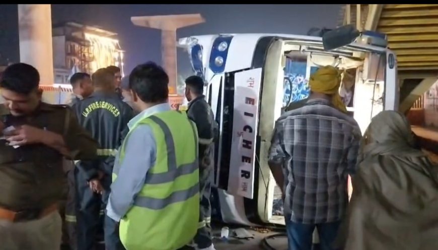तेज रफ्तार का कहर: आगरा के सिकंदरा क्षेत्र में गुरुद्वारे के पास पलटी प्राइवेट बस, चीख-पुकार के बीच दर्जन भर यात्री घायल