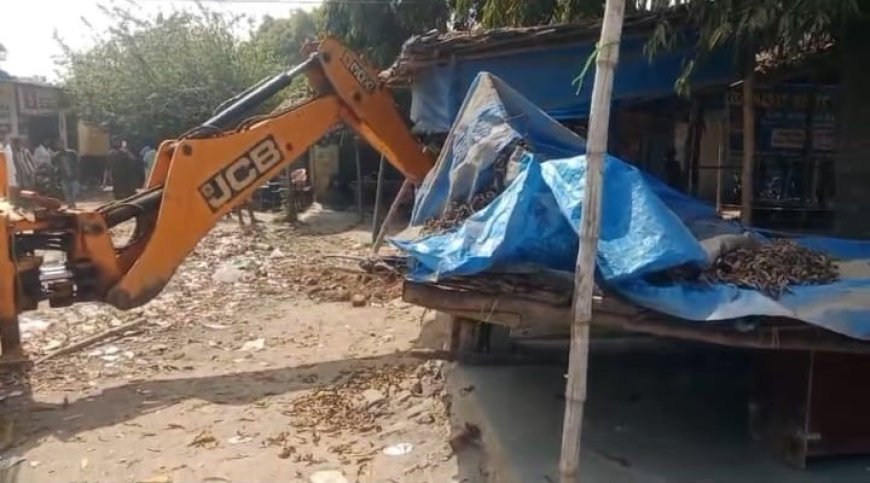 बरेली मेंआरटीओ दफ्तर के बाहर डीएम का बुलडोजर एक्शन: दलालों के अड्डे ध्वस्त, अवैध वसूली के नेटवर्क में मची भगदड़