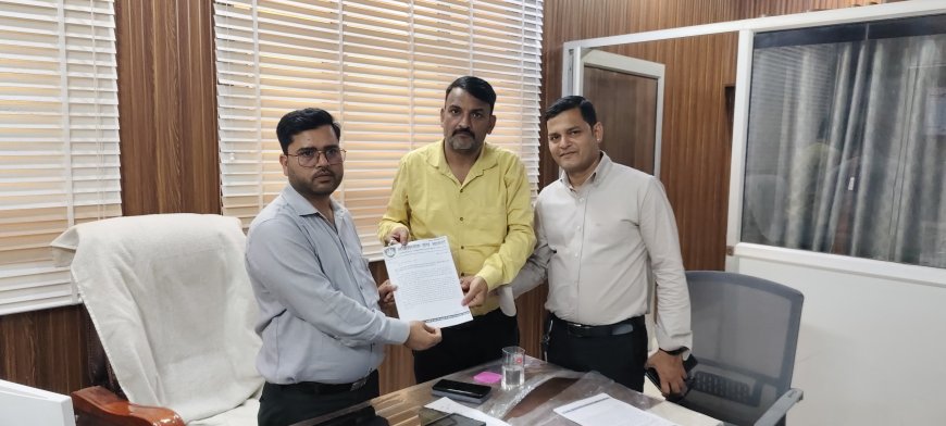 आगरा में बिना फिटनेस दौड़ रहीं स्कूल बसें: बच्चों की जान से खिलवाड़ पर भड़का अभिभावक संघ, प्रशासन को सौंपा कड़ा ज्ञापन