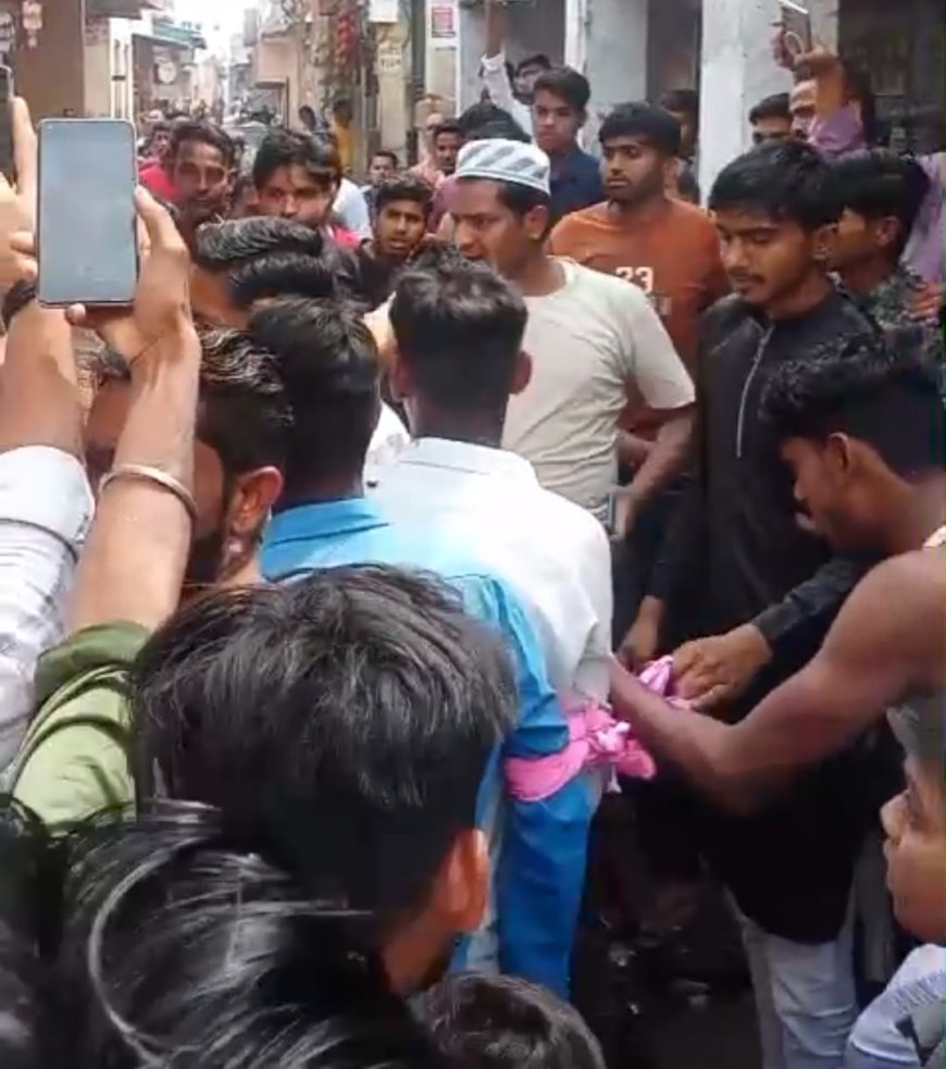 आगरा में अफवाह ने बनाया भीड़ को जल्लाद! शाहगंज में ‘बच्चा चोर’ के शक में युवकों की बेरहमी से पिटाई, सड़क पर मुंडन कराकर बनाया गया तमाशा