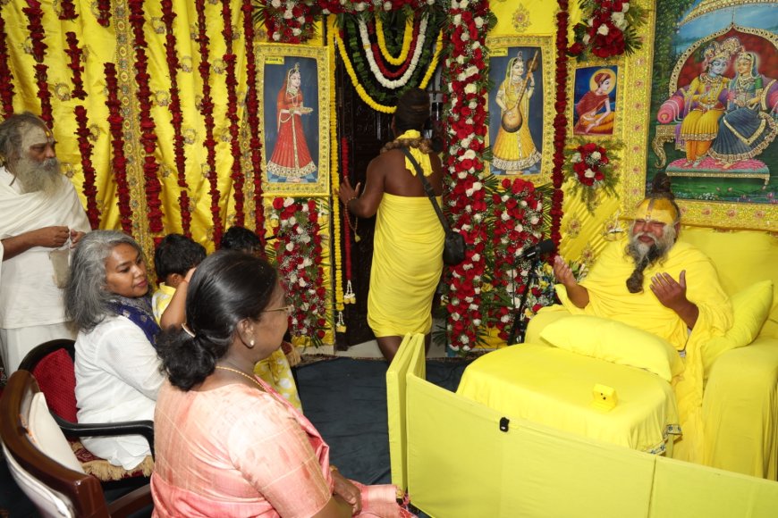 वृंदावन में रिमझिम बारिश के बीच राष्ट्रपति द्रौपदी मुर्मु पहुंचीं प्रेमानंद महाराज के आश्रम, भक्ति और आध्यात्म पर गहन संवाद
