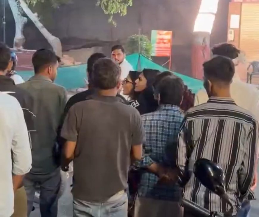 आगरा में फतेहाबाद रोड पर ‘हाई वोल्टेज’ हंगामा: छेड़छाड़ करने वालों से भिड़ीं तीन युवतियां, सड़क पर ही युवकों की कर दी पिटाई, वीडियो वायरल