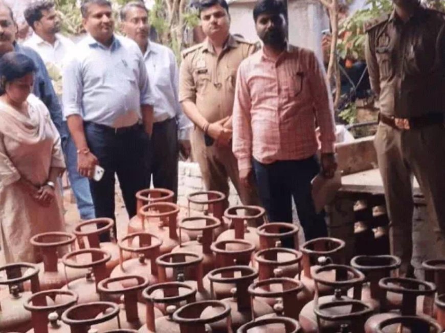 आगरा में रोड किनारे चल रहा था घरेलू गैस का अवैध गोदाम, 130 घरेलू सिलेंडरों का अवैध जखीरा पकड़ा