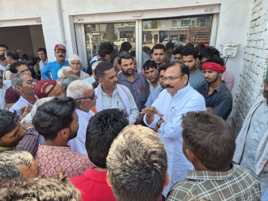 किरावली के जनता दरबार में सांसद राजकुमार चाहर ने अधिकारियों को लगाई फटकार, मौके पर समस्याओं के निस्तारण के सख्त निर्देश