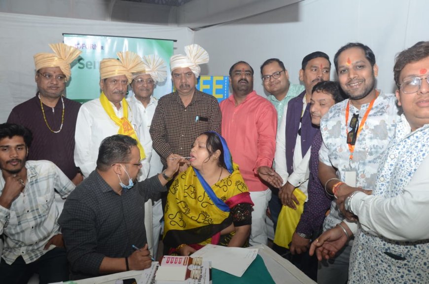 आगरा में लोहिया जयंती पर हेल्थ कैंप में लगीं मरीजों की कतारें, 2900 जांचें, 245 ऑपरेशन तय