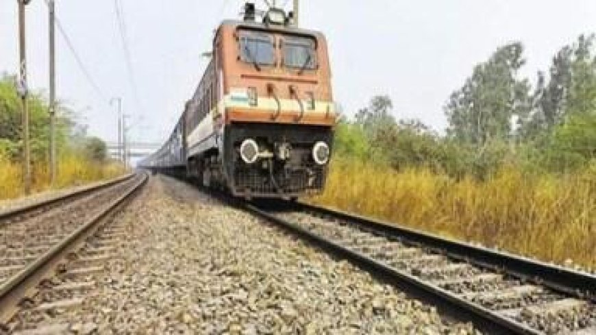 मालगाड़ी की चपेट में आकर युवक की दर्दनाक मौत, रेलवे ट्रैक पर बिखरा शव, पहचान अब तक नहीं