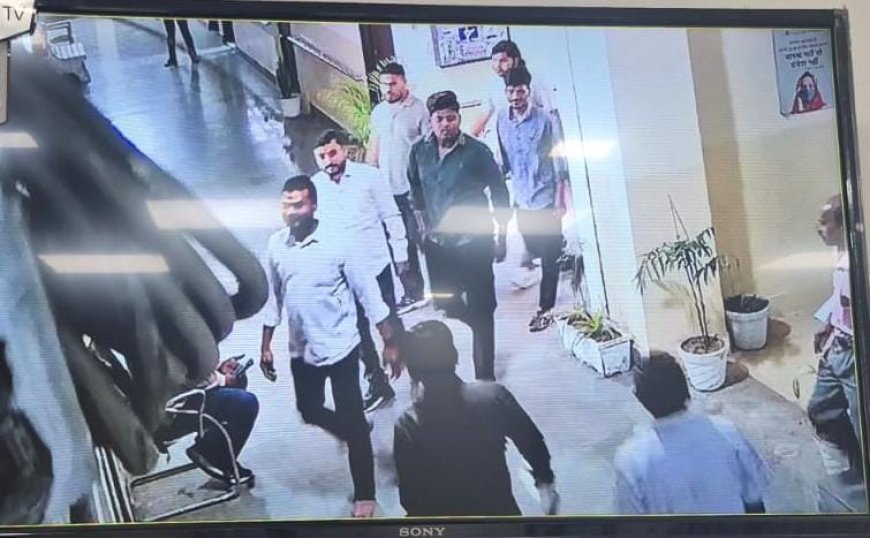 ....तो क्या नगर निगम सदन में उस दिन उपद्रव की तैयारी थी, वे युवक कौन थे और उन्हें कौन लाया, जो सदन के अंदर घुसे और बैठे भी, सीसीटीवी कैमरों में कैद हो गये इन बाहरी युवाओं के चेहरे, नगर निगम प्रशासन ने थाना हरीपर्वत में दर्ज कराई एफआईआर